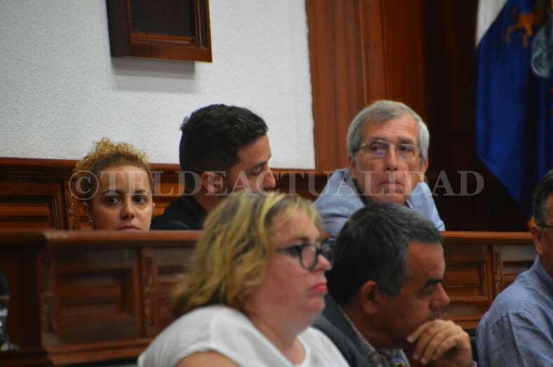 Vanesa Cruz, Juan Antonio Peña y Guillermo Reyes, en segunda línea, ediles de Ciuca-UxGC (Foto TA).